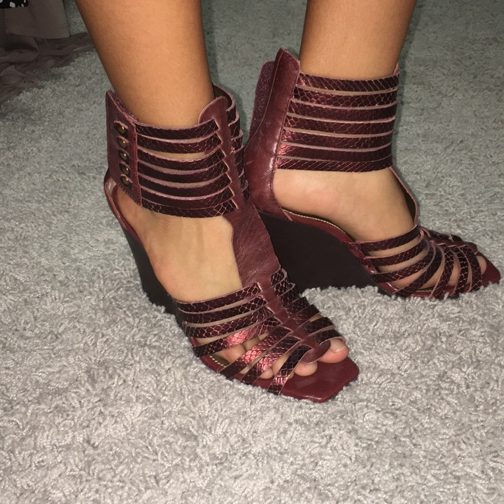 Report strappy wedge shoe